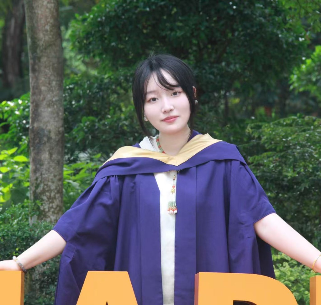 薛高闹闹毕业留影，身着学位服