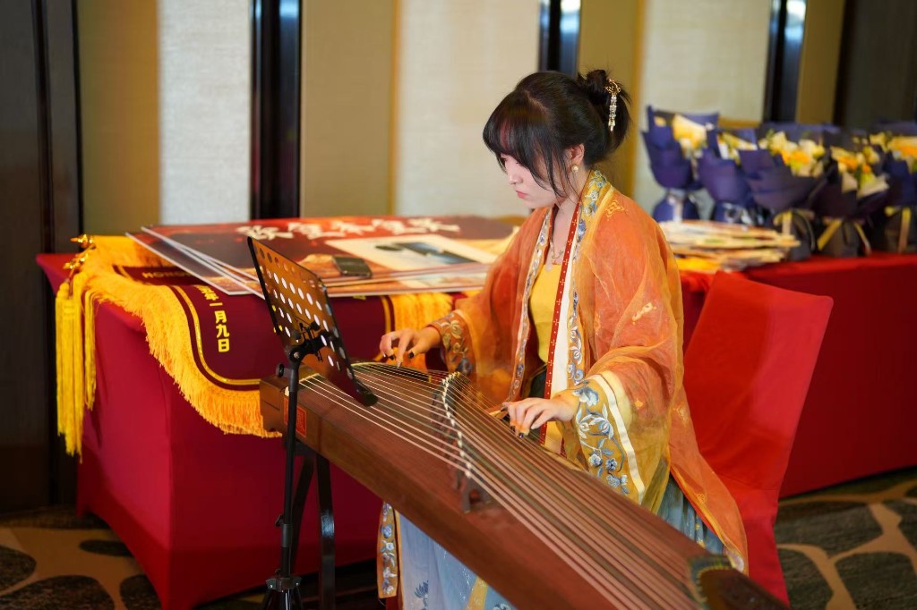 身着汉服演奏古筝